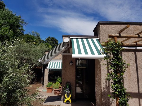 Tenda a bracci con tettuccio